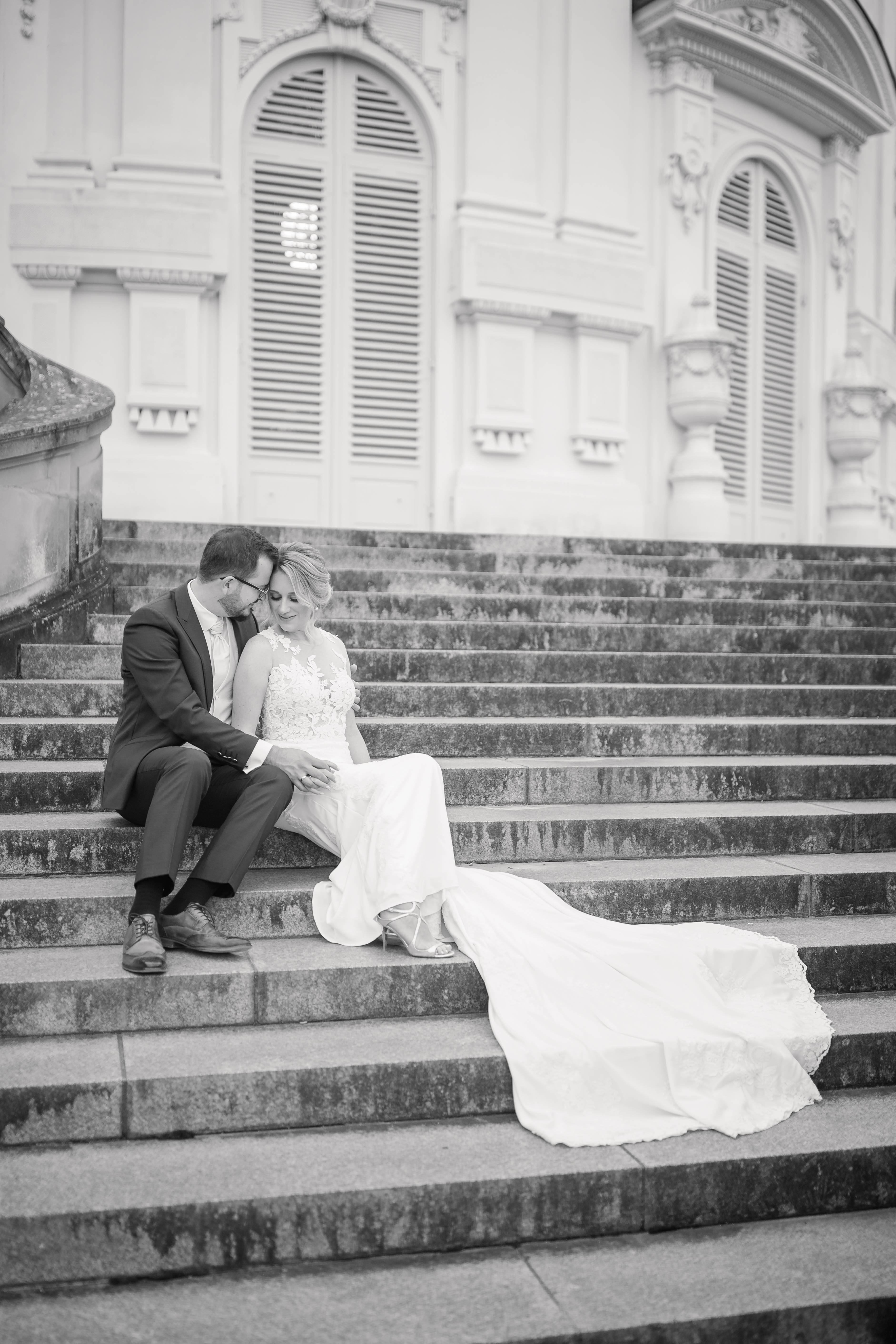 Hochzeit auf Treppe in einem Schloss in Stuttgart Braut und Bräutigam sitzen auf der Treppe