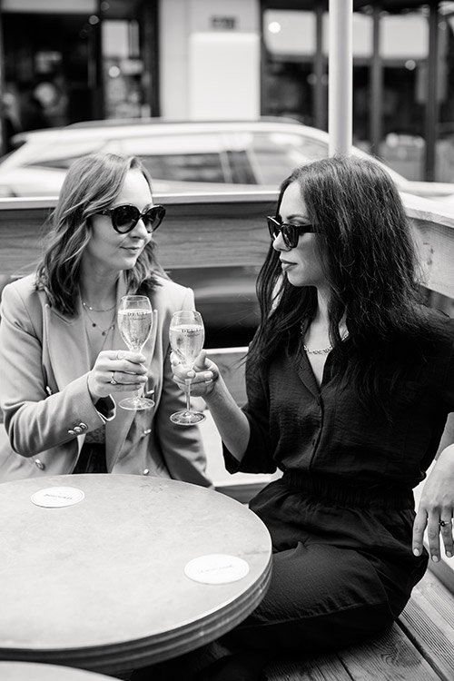 Paris Fotoshooting: Zwei Frauen im Straßencafé